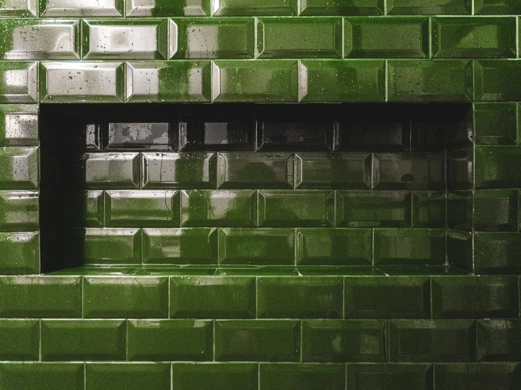 Azulejo metro verde na casa de banho do Green Apartment