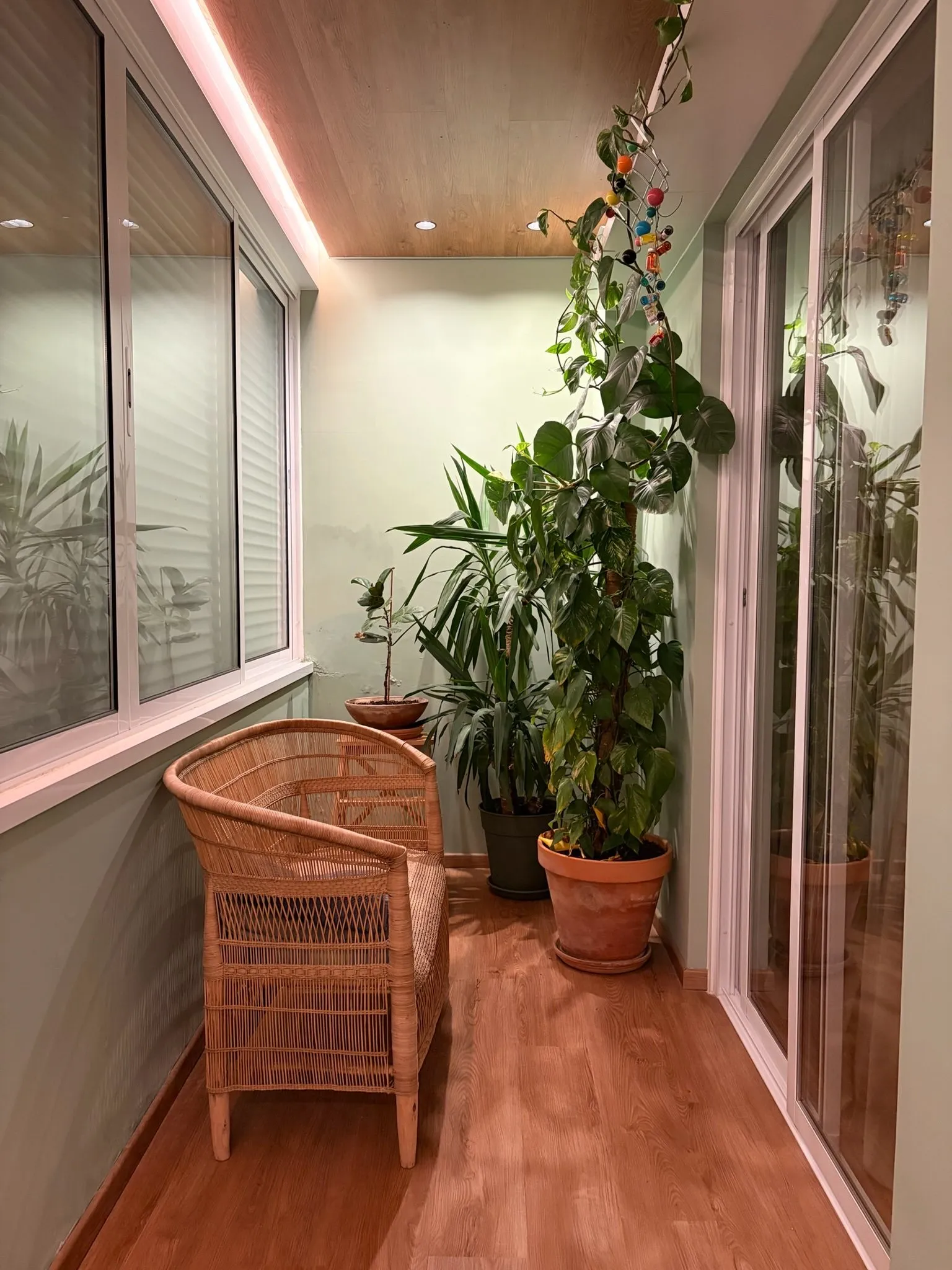 A cadeira de vime garimpada, na varanda do Green Apartment